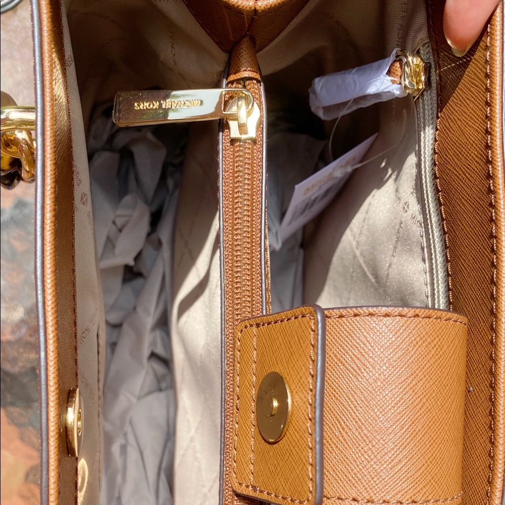 SALE. ‼️‼️ Michael Kors large carryall tote - Picture 6 of 7